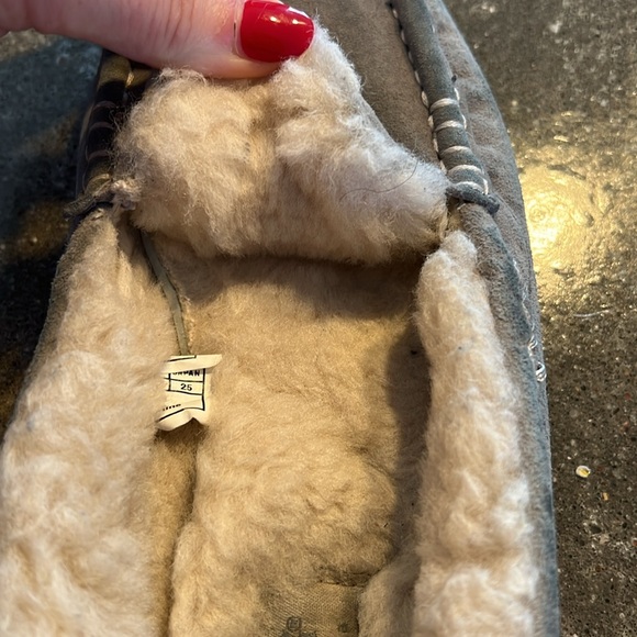 Ugg Ansley Color: Light Grey size 8 - Picture 8 of 13